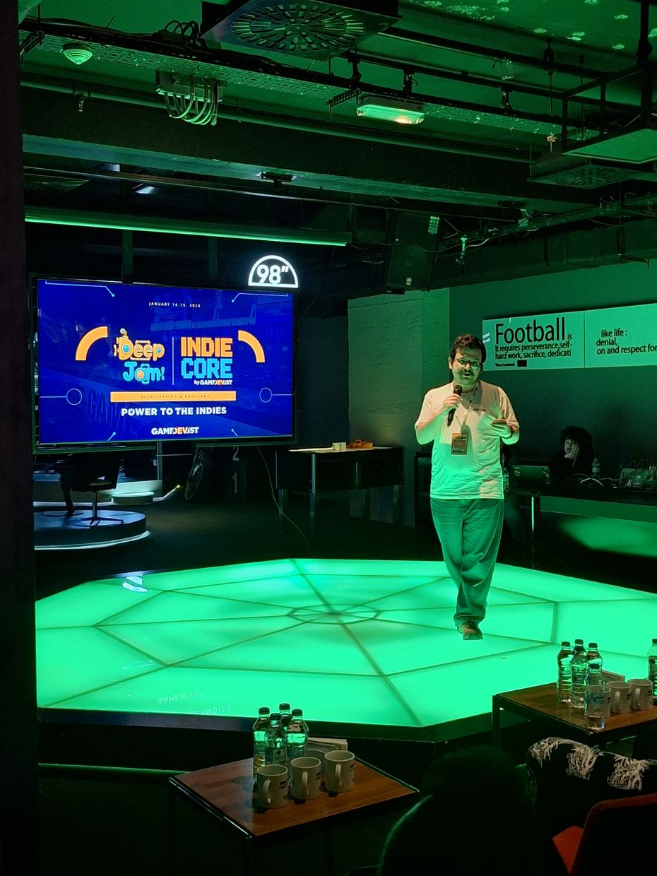 Eran Küçük speaking on stage at the Indie Core event by GameDev.ist